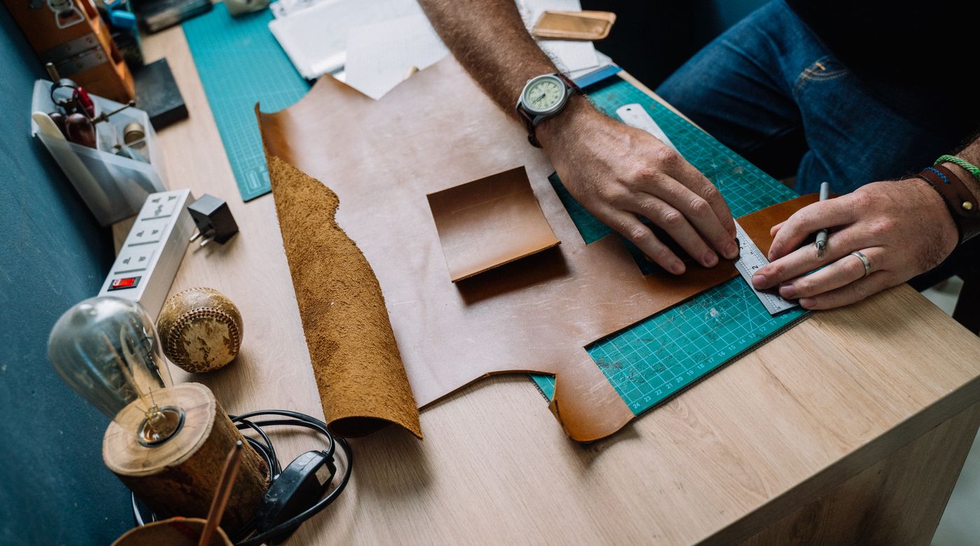 Un atelier en plein travail, plans et outils sur l’établi